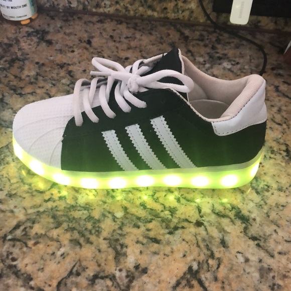 Cute boys and girl light up sneakers, and it changes colors - Picture 8 of 12